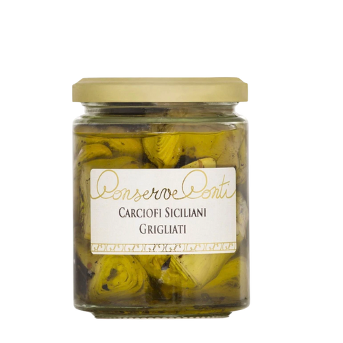 Ein Glasgefäß mit goldenem Deckel enthält CARCIOFI SICILIANI GRIGLIATI 270 g von Conserve Conti-Sicilian gegrillte Artischocken in Öl. Das weiße Etikett zeigt den Marken- und Produktnamen in Gold und Schwarz; glutenfreies Produkt.
