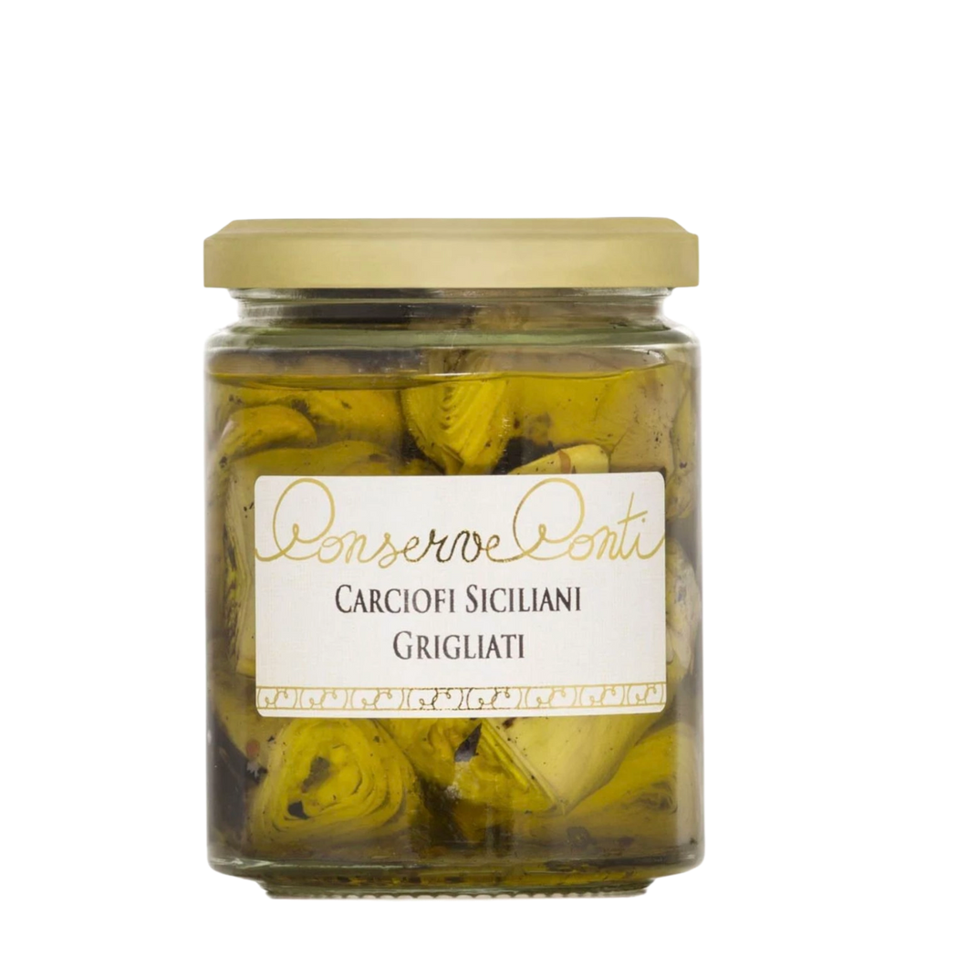 Ein Glasgefäß mit goldenem Deckel enthält CARCIOFI SICILIANI GRIGLIATI 270 g von Conserve Conti-Sicilian gegrillte Artischocken in Öl. Das weiße Etikett zeigt den Marken- und Produktnamen in Gold und Schwarz; glutenfreies Produkt.