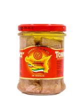 Lade das Bild in den Galerie-Viewer, Ein 300g Glas von Giannis Enoteca THUNFISCHFILETS IN OLIVENÖL, mit einem rot-gelben Etikett mit einer Karte von Sizilien und italienischem Text. Das Glas enthält Thunfischbrocken in Olivenöl.
