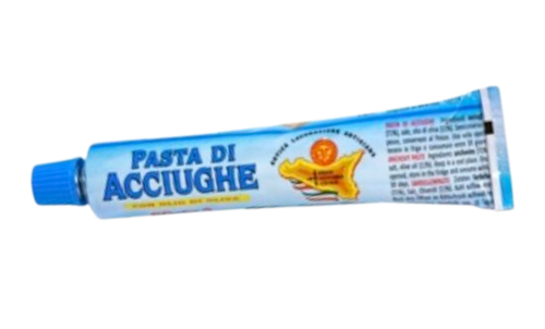 Eine blaue Tube Giannis Enoteca Sardellenpaste 60g mit einem Bild von Sizilien und italienischem Text, enthält Sardellenpaste und Olivenöl. Die Tube hat einen blauen Deckel und ist auf weißem Hintergrund abgebildet.