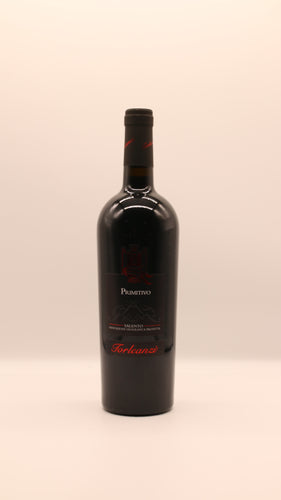 Eine dunkle Glasflasche des PRIMITIVO IGP 2024 SALENTO von Torleanzi steht aufrecht vor einem schlichten, hellen Hintergrund, der den reichen Charakter dieses Rotweins aus dem Salento einfängt.
