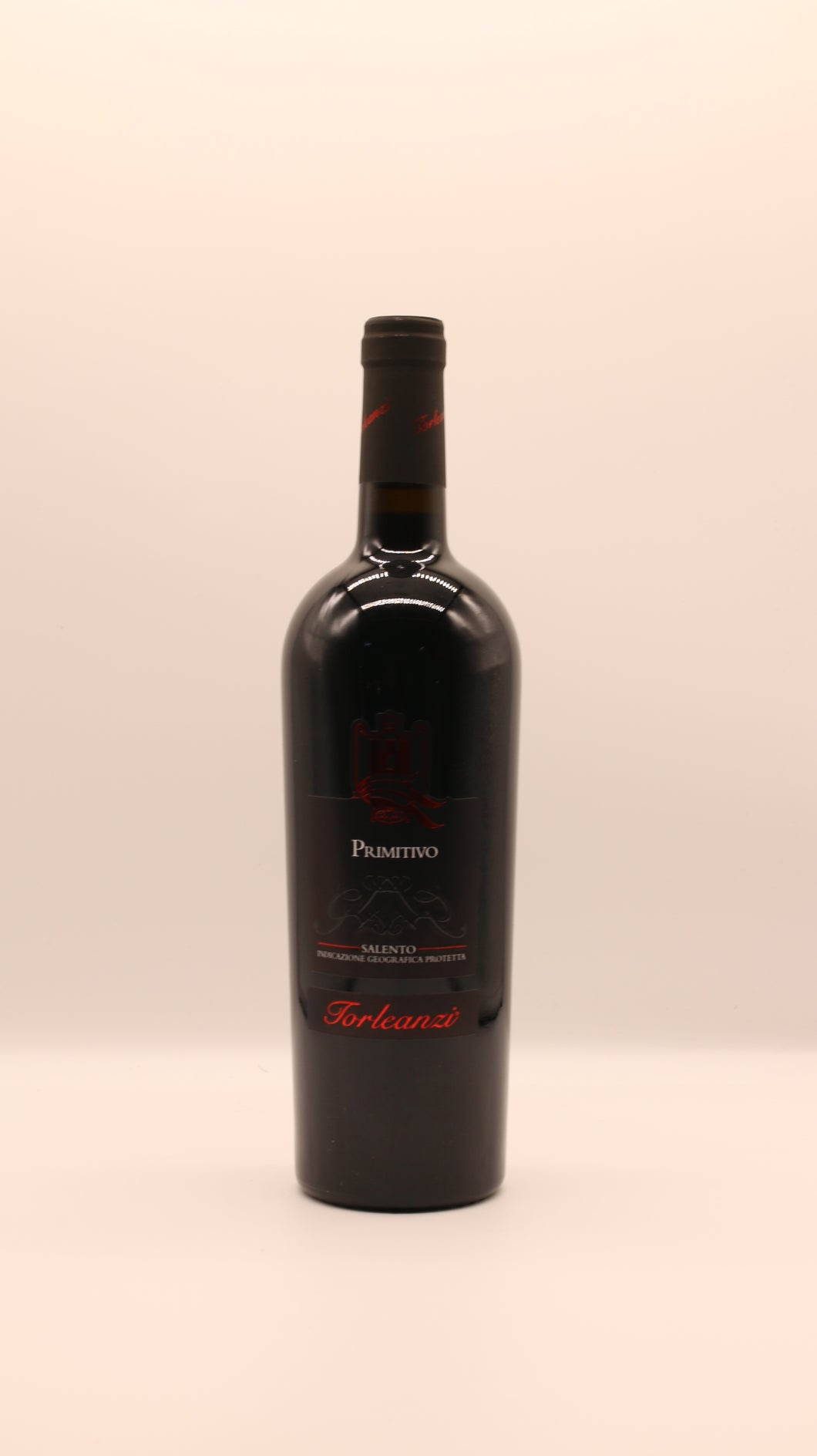 Eine dunkle Glasflasche des PRIMITIVO IGP 2024 SALENTO von Torleanzi steht aufrecht vor einem schlichten, hellen Hintergrund, der den reichen Charakter dieses Rotweins aus dem Salento einfängt.