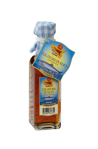 Eine 100-ml-Glasflasche mit Giannis Enoteca Sardellensauce, die mit einem blau karierten Tuch und einer Schnur verschlossen ist, und ein blaues Etikett mit Fischmotiven - ideal zum Würzen von Spaghetti - auf einem schlichten weißen Hintergrund.