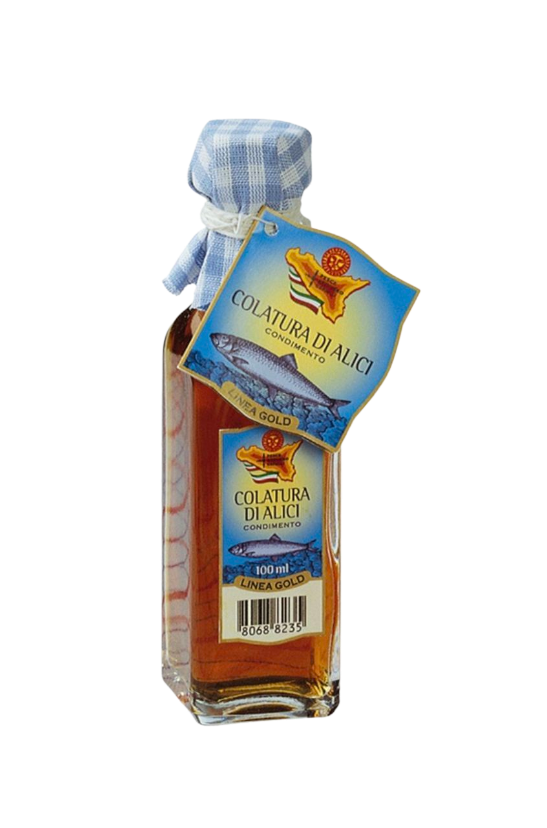 Eine 100-ml-Glasflasche mit Giannis Enoteca Sardellensauce, die mit einem blau karierten Tuch und einer Schnur verschlossen ist, und ein blaues Etikett mit Fischmotiven - ideal zum Würzen von Spaghetti - auf einem schlichten weißen Hintergrund.