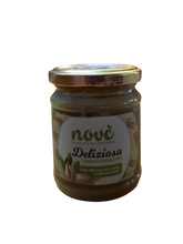 Lade das Bild in den Galerie-Viewer, Ein Glas mit Nove&#39; DELIZIOSA CREMA DI PISTACCHIO BRONTE DOP und einem goldenen Deckel. Das Etikett zeigt Pistazien und grünen Text, Hervorhebung Pistacchio Verde di Bronte DOP für eine authentische Sahneaufstrich Erfahrung.

