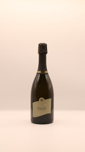 Eine dunkle Glasflasche mit LITTERAM EXTRA DRY MILLESIMATO von LITTERAM steht aufrecht auf einem schlichten, hellen Hintergrund. Der Schaumwein ist mit schwarzer Folie versiegelt und hat zwei goldene Streifen in der Nähe des Halses.