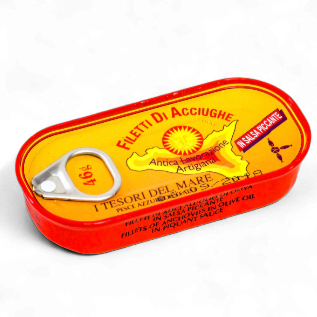 Eine rote Dose Pesce Azzurro Srl Sardellenfilets in scharfer Sauce 46 g, mit Aufreißlasche und gelber Kartengrafik, hebt sizilianische Tradition und Olivenöl hervor, fotografiert auf weißem Hintergrund.