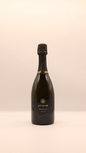 Eine Flasche LITTERAM PROSECCO DOC von LITTERAM mit dunklem Etikett und goldenen Akzenten steht aufrecht vor einem hellen Hintergrund - ein eleganter italienischer Schaumwein, der zu jedem Anlass passt.