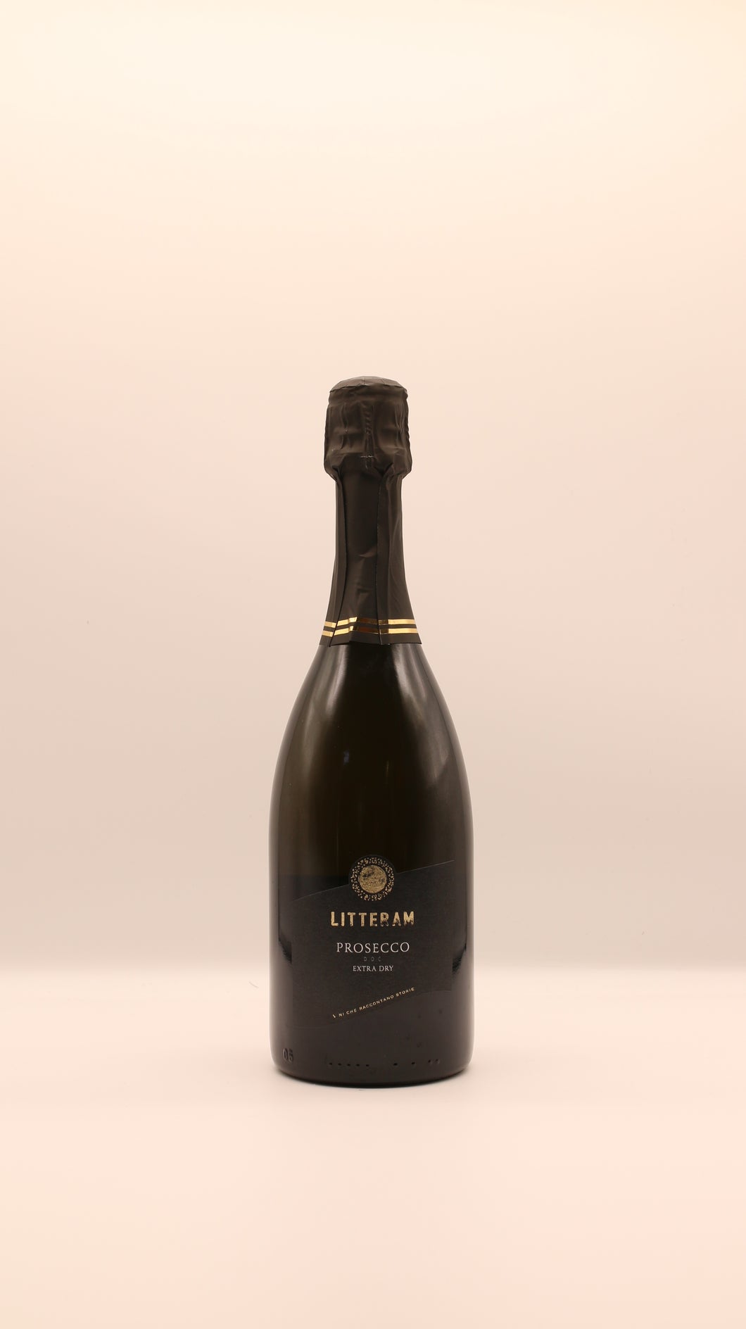 Eine Flasche LITTERAM PROSECCO DOC von LITTERAM mit dunklem Etikett und goldenen Akzenten steht aufrecht vor einem hellen Hintergrund - ein eleganter italienischer Schaumwein, der zu jedem Anlass passt.
