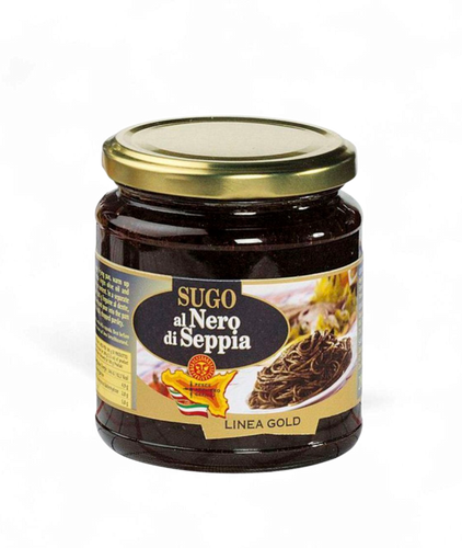 Ein Glasgefäß mit goldenem Deckel enthält TINTENFISCHTINTENSAUCE von Pesce Azzurro Srl. Das Etikett zeigt Nudeln in schwarzer Tintenfischsauce, goldene Akzente und den Schriftzug Pesce Azzurro Srl am Boden.