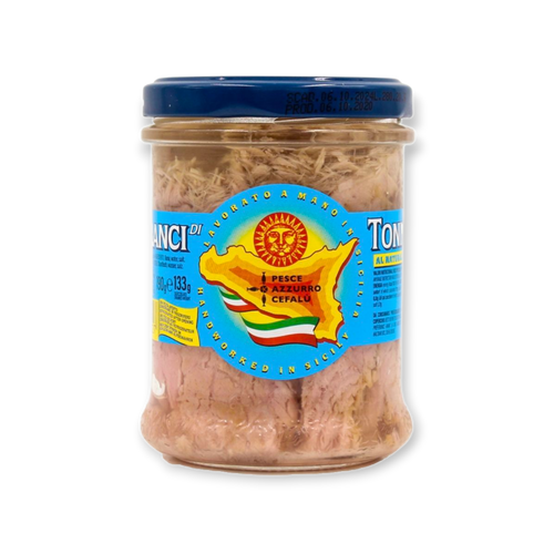 Das Glas THUNFISCHFILETS AL NATURALE 190g von Pesce Azzurro Srl mit blauem Deckel zeigt eine gelbe Karte von Sizilien, die italienische Flagge und einen italienischen Text, der die handwerkliche Herkunft aus Sizilien hervorhebt. Enthält natürliche Thunfischfilets in Olivenöl.