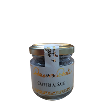 Lade das Bild in den Galerie-Viewer, Ein kleines Glas mit Capperi al sale von Conserve conti, mit weiß-goldenem Etikett und goldenem Deckel mit weißem Siegel, enthält sizilianische Kapern in Meersalz.
