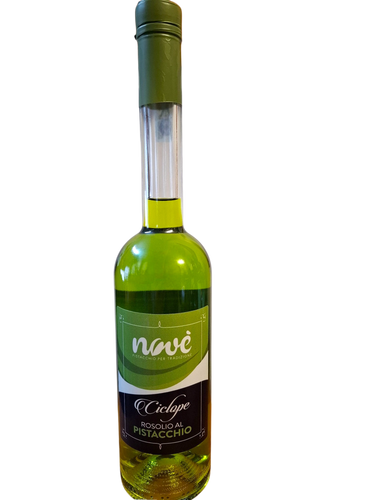 Eine 500-ml-Flasche Nove' LIQUORE AL PISTACCHIO ROSOLIO mit grüner Kappe, klarem Hals und grün-braunem Etikett enthält einen leuchtend grünen Likör und steht vor einem weißen Hintergrund.