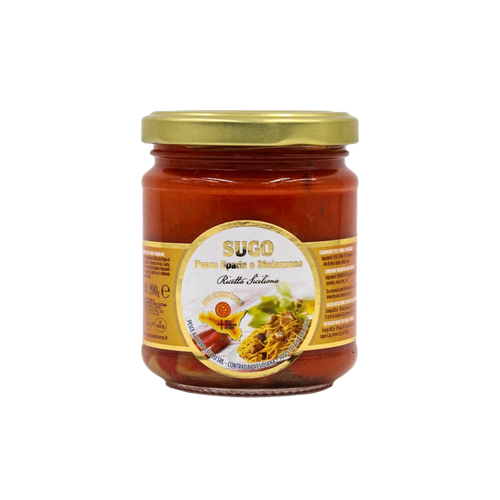 Das 200-g-Glas der Sauce SUGO PESCE SPADA E MELANZANE von Pesce Azzurro Srl ist mit einem goldenen Deckel und einem Etikett versehen, auf dem Pasta, Sauce und Kräuter abgebildet sind - ein Beweis für sizilianische Tradition und klassische italienische Aromen.