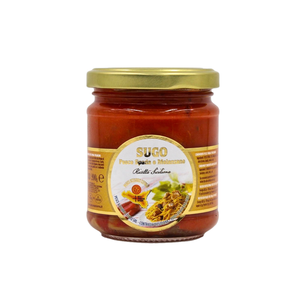 Das 200-g-Glas der Sauce SUGO PESCE SPADA E MELANZANE von Pesce Azzurro Srl ist mit einem goldenen Deckel und einem Etikett versehen, auf dem Pasta, Sauce und Kräuter abgebildet sind - ein Beweis für sizilianische Tradition und klassische italienische Aromen.