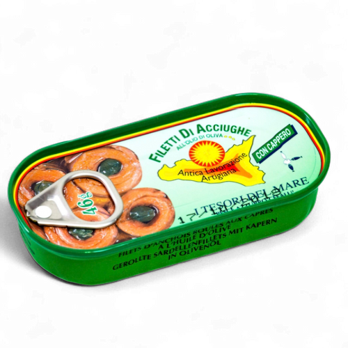Die grüne Dose Pesce Azzurro Srl Mit Kapern gerollte Sardellenfilets 46g hat eine Aufreißlasche, einen italienischen Text und ein Bild von gerollten Filets mit Kapern in der Mitte des Deckels.