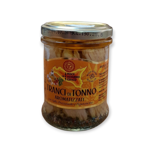 190g-Glas mit Pesce Azzurro Srl THUNFISCHFILETS AROMATISIERT in Olivenöl mit Petersilie, Salz und Chilischote, mit italienischer Aufschrift, Sizilienkarte und goldenem Metalldeckel.