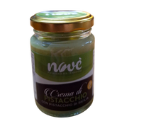 Lade das Bild in den Galerie-Viewer, Ein Glas mit Nove&#39; CREMA DI PISTACCHIO (AMPHORA), einem glutenfreien Pistazienaufstrich mit goldenem Deckel. Das Etikett hebt den authentischen Geschmack hervor, der aus sizilianischen Pistazien hergestellt wird.
