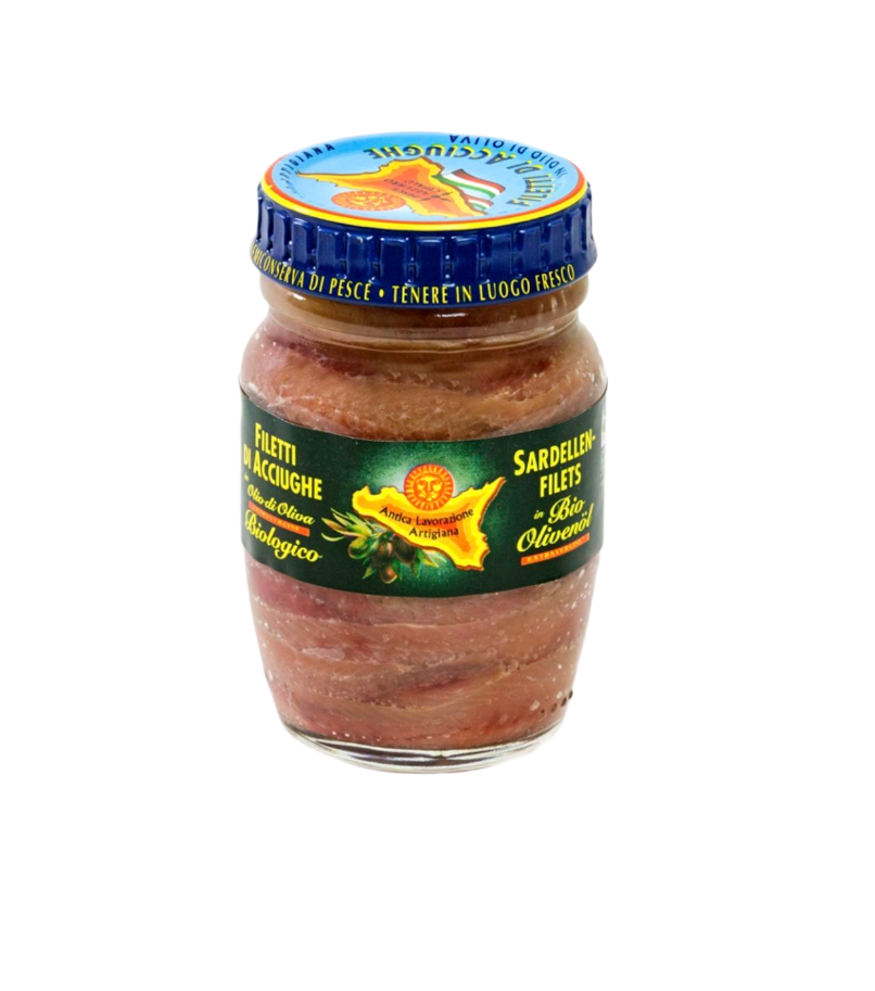 Das 90-g-Glas mit den Sardellenfilets von Pesce Azzurro Srl in Bio-Olivenöl extra vergine ist mit einem blauen Deckel, einem grünen Etikett, italienischem Text und Abbildungen von Fischen und Olivenzweigen versehen, die auf die traditionelle sizilianische Herkunft hinweisen.