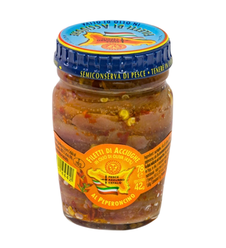 Kleines Glasgefäß von Pesce Azzurro Srl FILETTI DI ACCIUGHE OLIO OLIVA MIT CHILI mit blauem Deckel und orange-gelbem Etikett auf weißem Hintergrund.