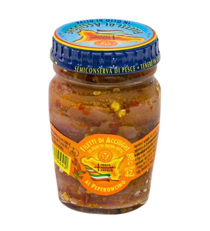 Kleines Glasgefäß von Pesce Azzurro Srl FILETTI DI ACCIUGHE OLIO OLIVA MIT CHILI mit blauem Deckel und orange-gelbem Etikett auf weißem Hintergrund.