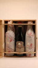 Lade das Bild in den Galerie-Viewer, Santa Sofia Gioè Amarone della Valpolicella 2013 in offener Holzkiste mit weiteren Flaschen – exklusiver Geschenkwein und Sammlerstück aus Italien.
