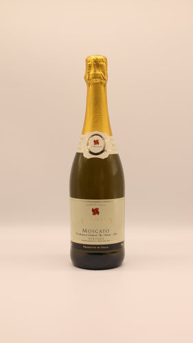 Eine Flasche Salvano MOSCATO VINO SPUMANTE TIPO AROMATICO DOLCE 0,75L mit einem mit Goldfolie umwickelten Hals und einem cremefarbenen Etikett steht aufrecht vor einem schlichten hellen Hintergrund.