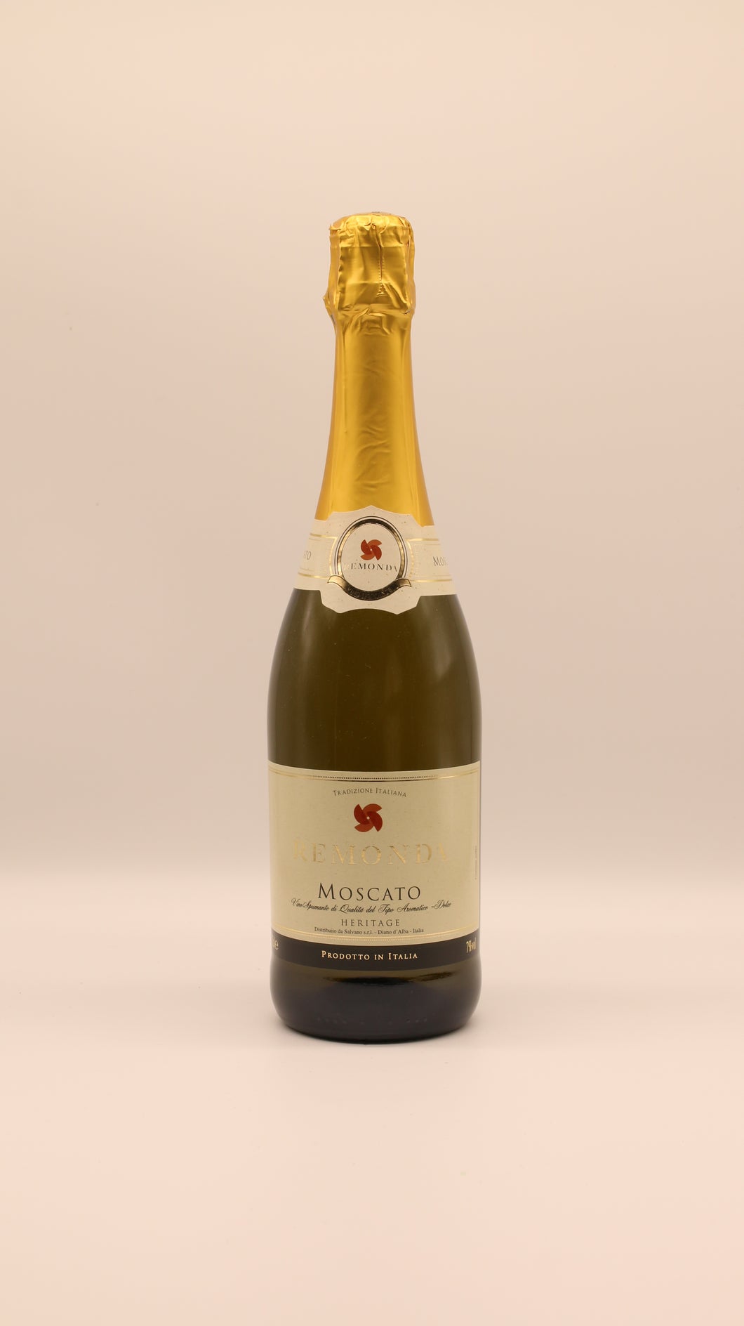Eine Flasche Salvano MOSCATO VINO SPUMANTE TIPO AROMATICO DOLCE 0,75L mit einem mit Goldfolie umwickelten Hals und einem cremefarbenen Etikett steht aufrecht vor einem schlichten hellen Hintergrund.