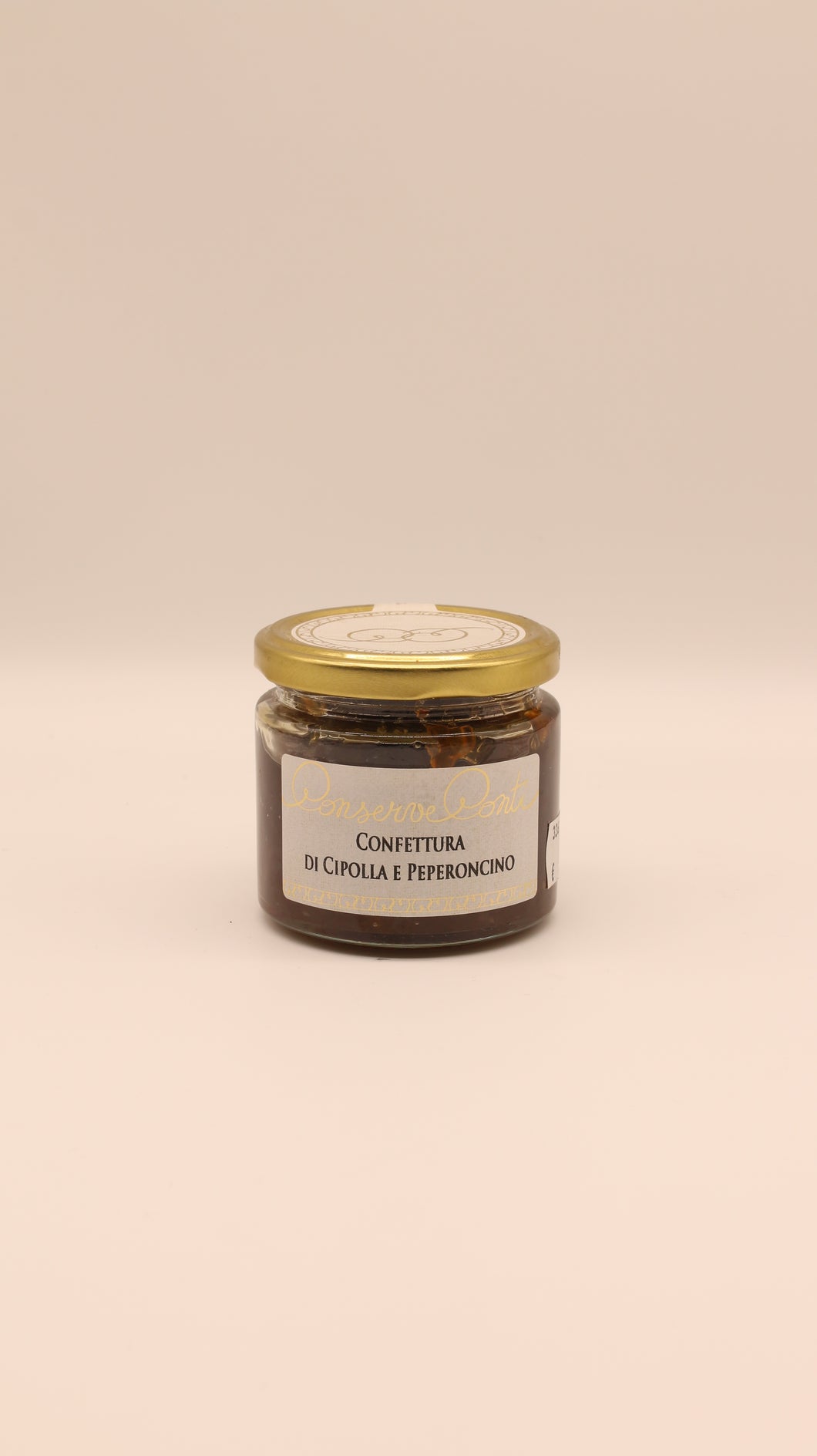 Ein Glas mit Conserve conti Confettura di cipolle e peperoncino - 190 g, mit goldenem Deckel und weißem Etikett mit goldener und schwarzer Schrift, steht vor einem schlichten hellbeigen Hintergrund.